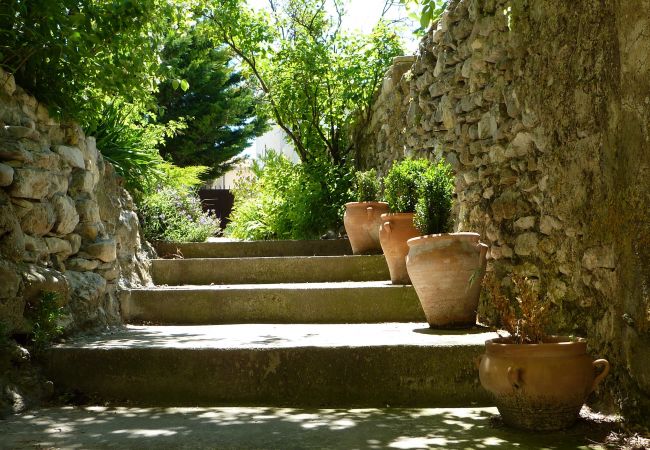 Ferienhaus in Rousset-les-Vignes - Maison du Lac mit privatem Pool, in der Drôme Provençale