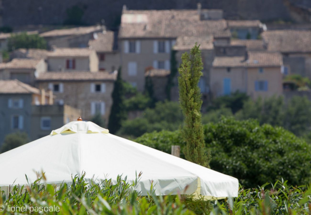 Ferienhaus in Grignan - La Maison Rose, im Herzen von Grignan, Private Terrasse 