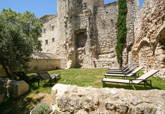 Ferienhaus in La Garde-Adhémar - Haus in denkmalgeschütztem Dorf mit Garten und Jacuzzi