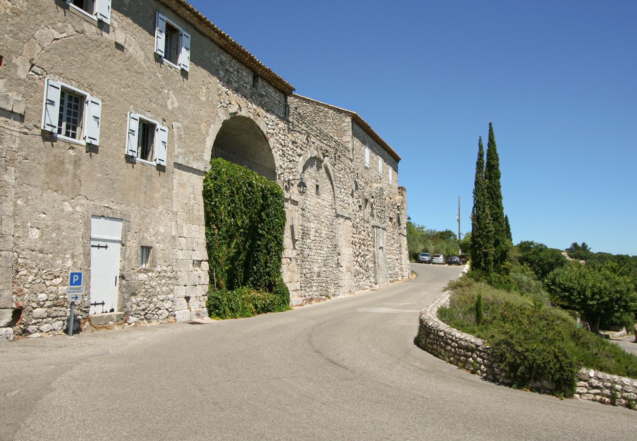 Ferienhaus in La Garde-Adhémar - Haus in denkmalgeschütztem Dorf mit Garten und Jacuzzi