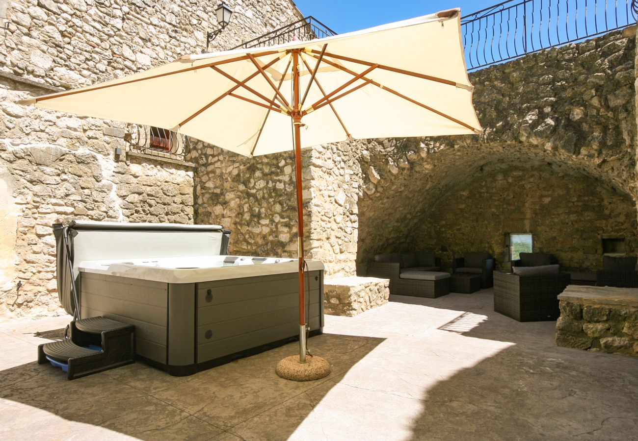 Ferienhaus in La Garde-Adhémar - Haus in denkmalgeschütztem Dorf mit Garten und Jacuzzi