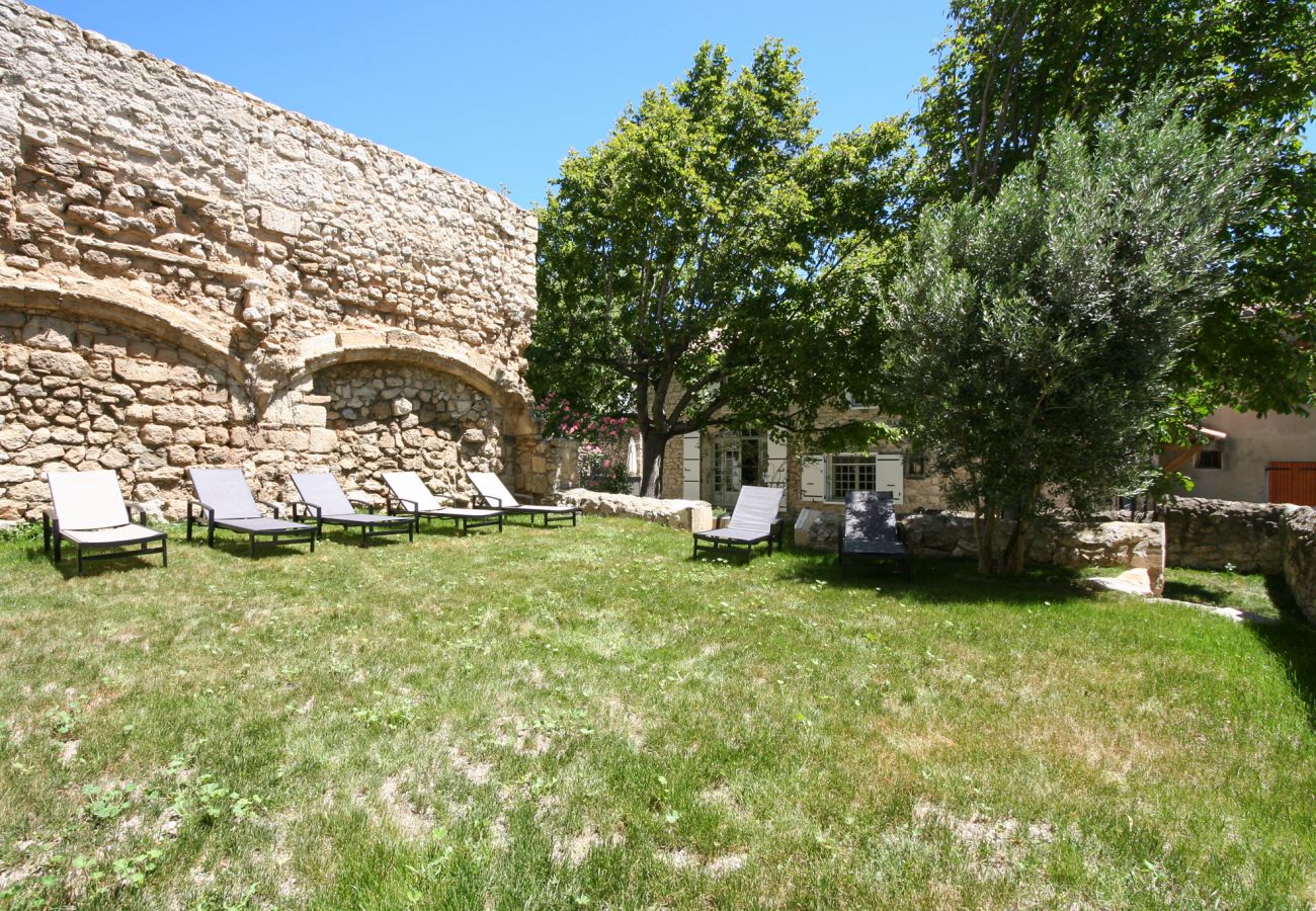 Ferienhaus in La Garde-Adhémar - Haus in denkmalgeschütztem Dorf mit Garten und Jacuzzi