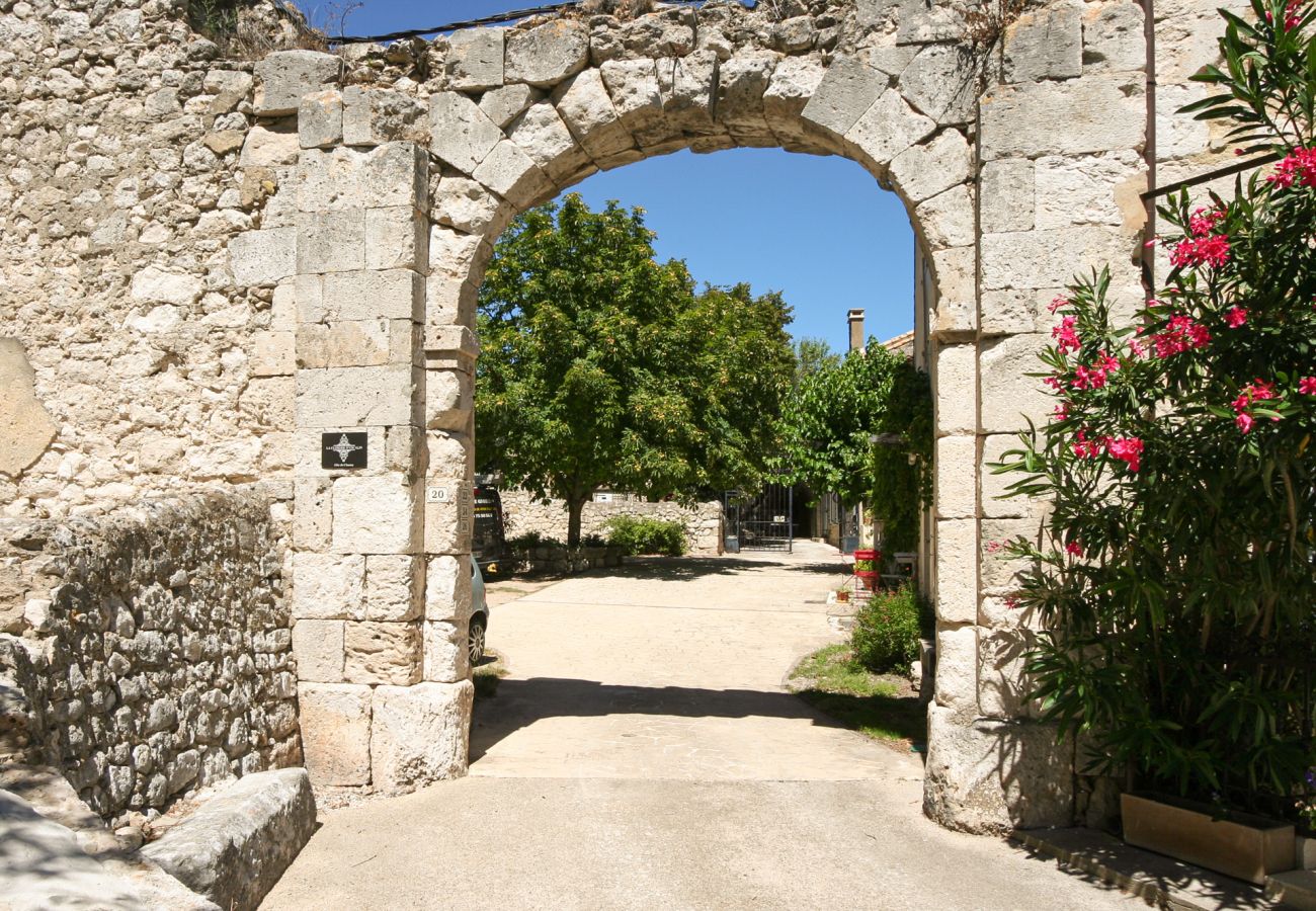 Ferienhaus in La Garde-Adhémar - Haus in denkmalgeschütztem Dorf mit Garten und Jacuzzi