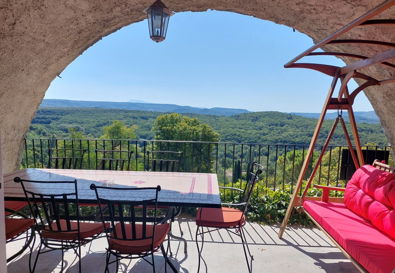 Ferienhaus in La Garde-Adhémar - Haus in denkmalgeschütztem Dorf mit Garten und Jacuzzi