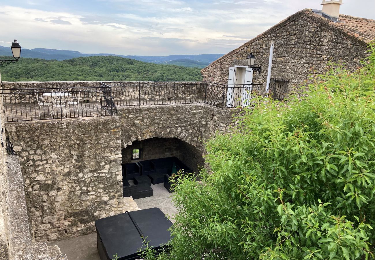 Ferienhaus in La Garde-Adhémar - Haus in denkmalgeschütztem Dorf mit Garten und Jacuzzi