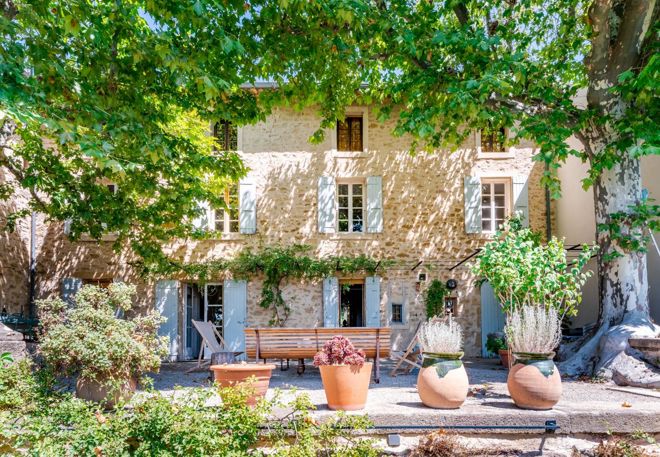 Ferienhaus in Sérignan-du-Comtat - Das Haus des Kurses, Teich und Privatgarten im Dorf 
