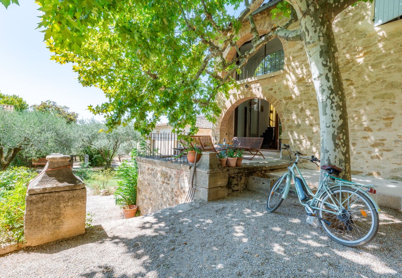 Ferienhaus in Sérignan-du-Comtat - Das Haus des Kurses, Teich und Privatgarten im Dorf 