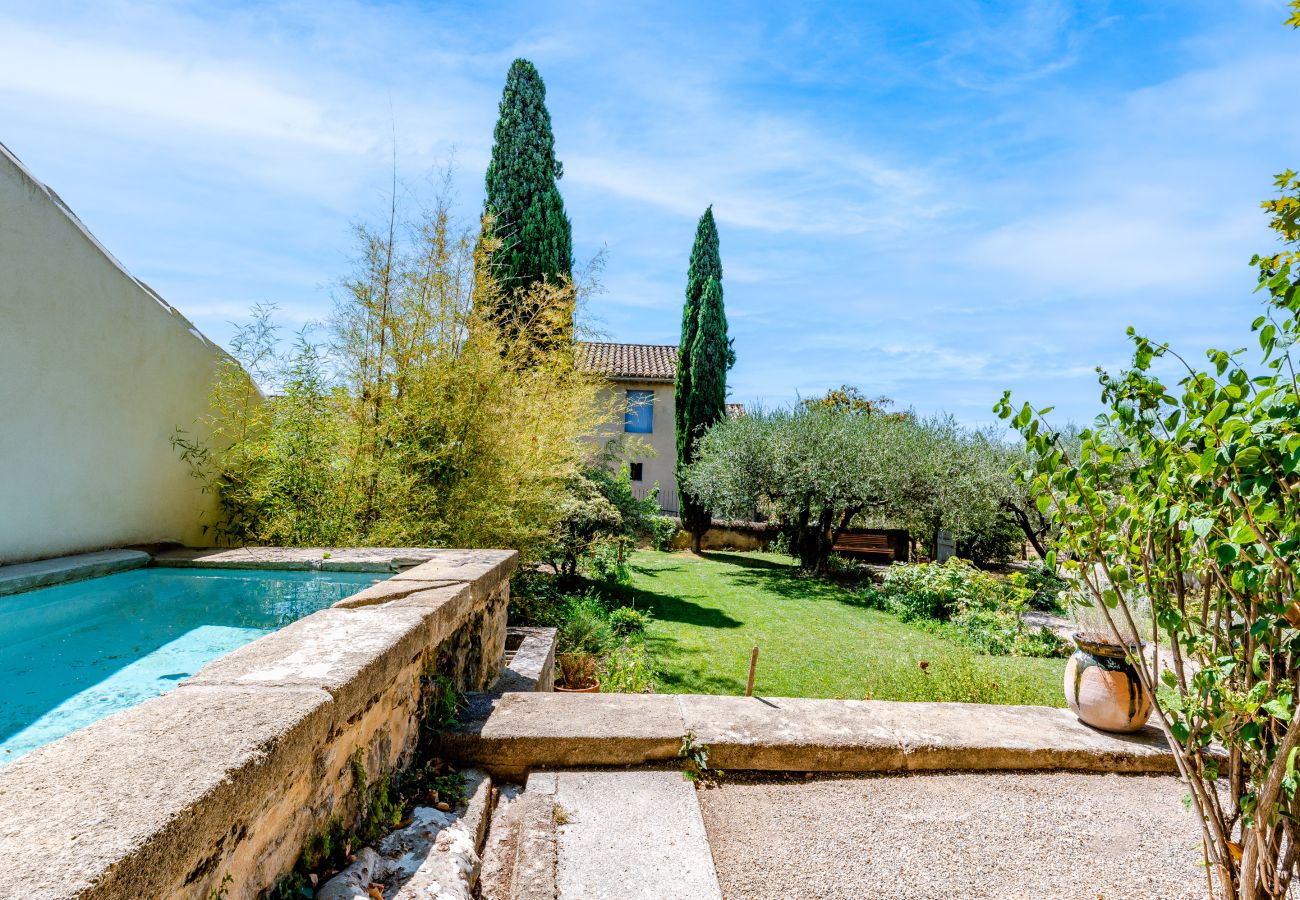 Ferienhaus in Sérignan-du-Comtat - Das Haus des Kurses, Teich und Privatgarten im Dorf 