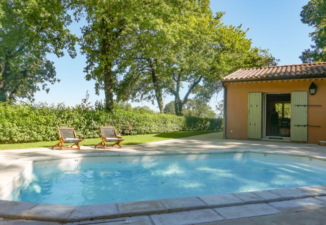 Ferienhaus in Saint-Paul-Trois-Châteaux - het kleine huis op de heuvel, Pool und Bouleplatz 