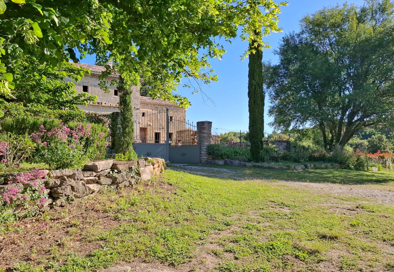 Ferienhaus in La Baume-de-Transit - Renovierter Steinbauernhof mit Pool & Garten - Drôme Provençale