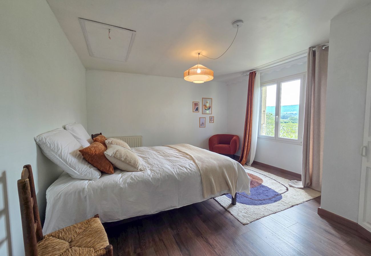 Doppelhaushälfte in Tulette - Familienhaus, renoviert, mit beheiztem Pool & Garten