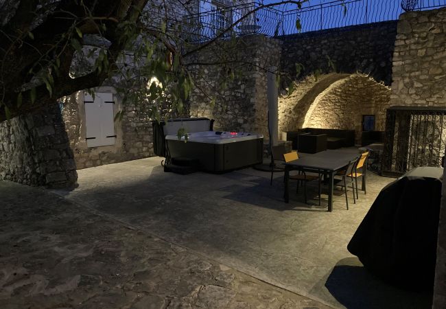 Huis in La Garde-Adhémar - Huis in geklasseerd dorp met tuin en jacuzzi Huis in La Garde-Adhémar - Huis in geklasseerd dorp met tuin en jacuzzi