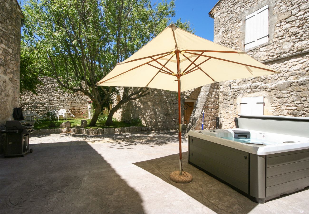 Huis in La Garde-Adhémar - Huis in geklasseerd dorp met tuin en jacuzzi