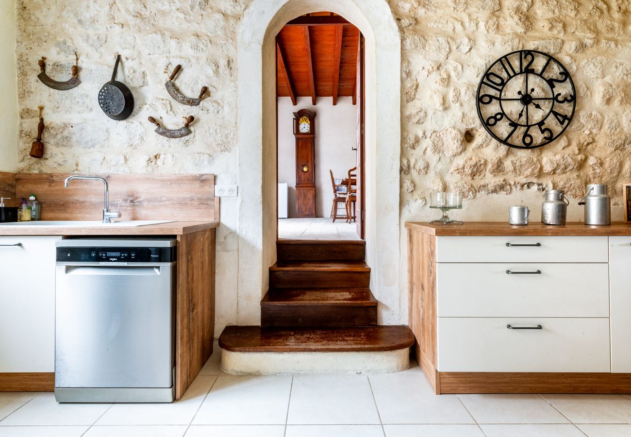 Huis in La Garde-Adhémar - Huis in geklasseerd dorp met tuin en jacuzzi