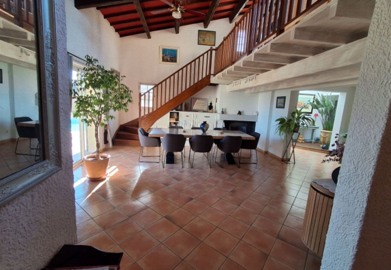 Villa in Rochegude - Villa met zwembad en tuin in Drôme Provençale