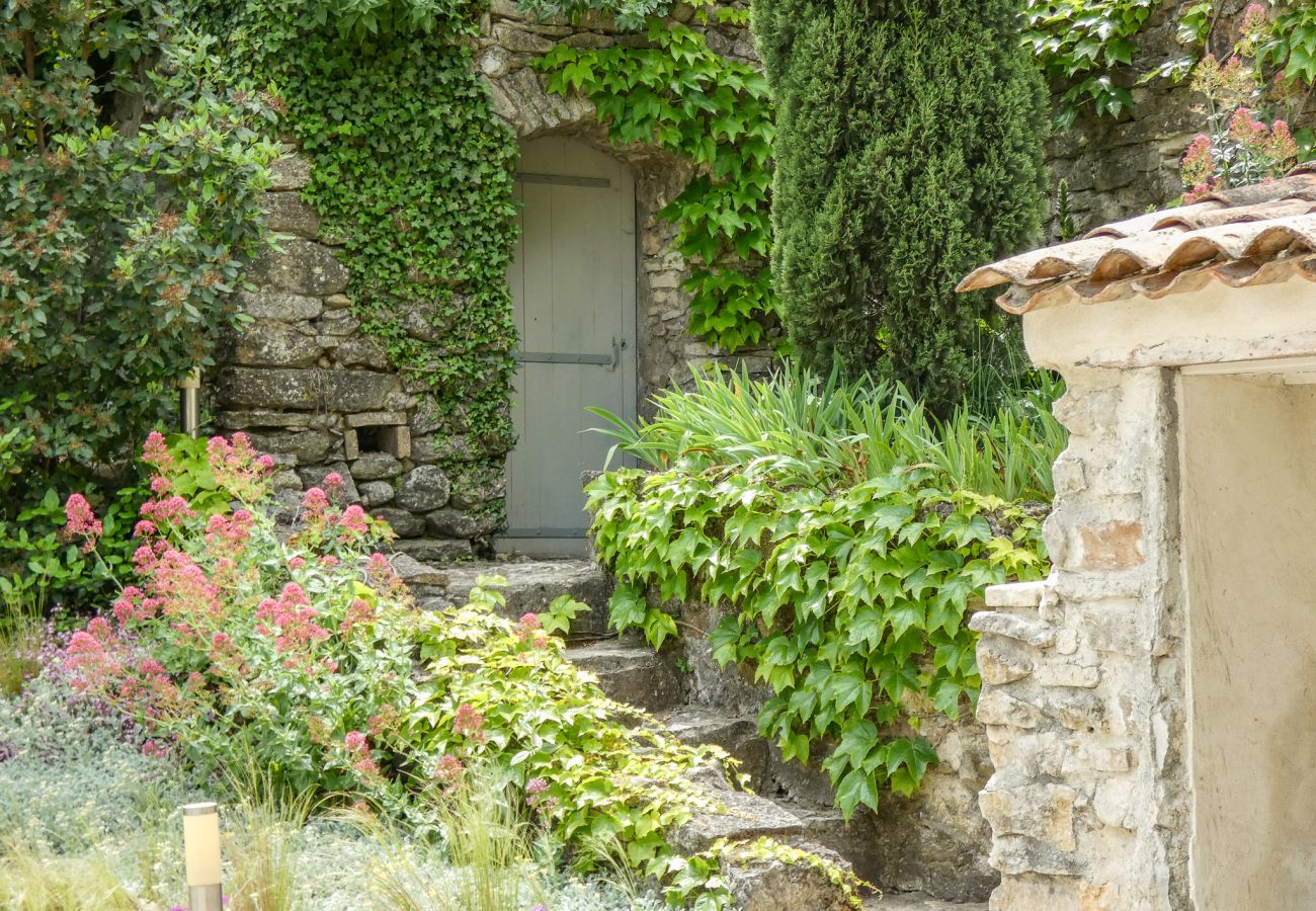 Villa in La Garde-Adhémar - Le Mas de la Toulissière, zwembad en tuin in Drôme Provençale