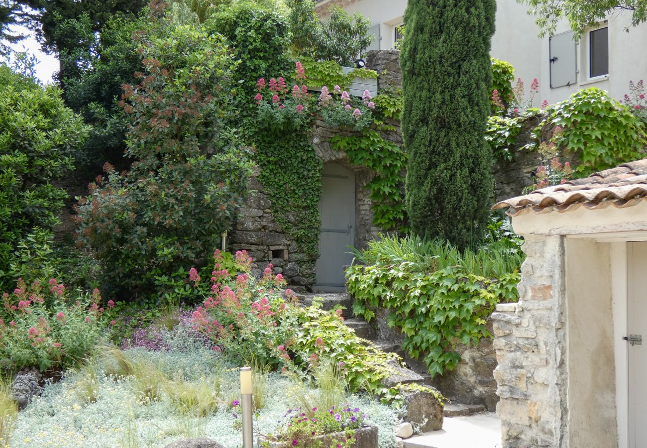 Villa in La Garde-Adhémar - Le Mas de la Toulissière, zwembad en tuin in Drôme Provençale