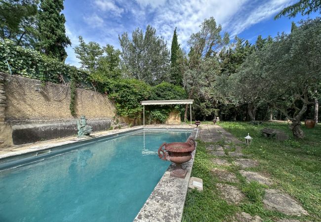 Huis in Sainte-Cécile-les-Vignes - La Maison des Arcades, met privé zwembad en tuin