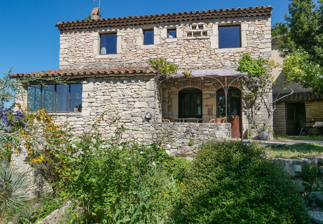 Huis in Chantemerle-lès-Grignan -  Cipressen bij de kerk, charmant dorpshuis 