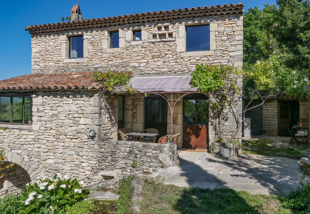 Huis in Chantemerle-lès-Grignan -  Cipressen bij de kerk, charmant dorpshuis 