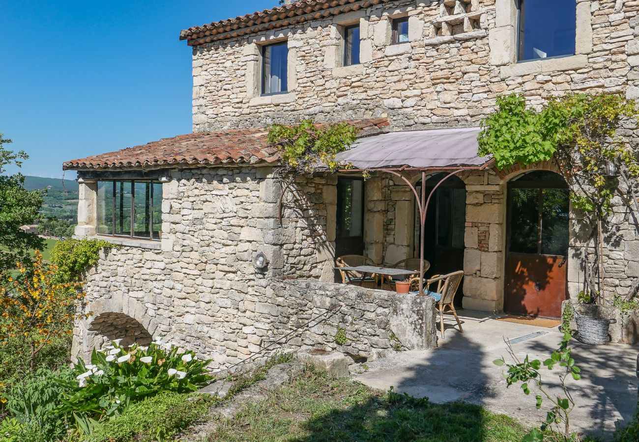 Huis in Chantemerle-lès-Grignan -  Cipressen bij de kerk, charmant dorpshuis 