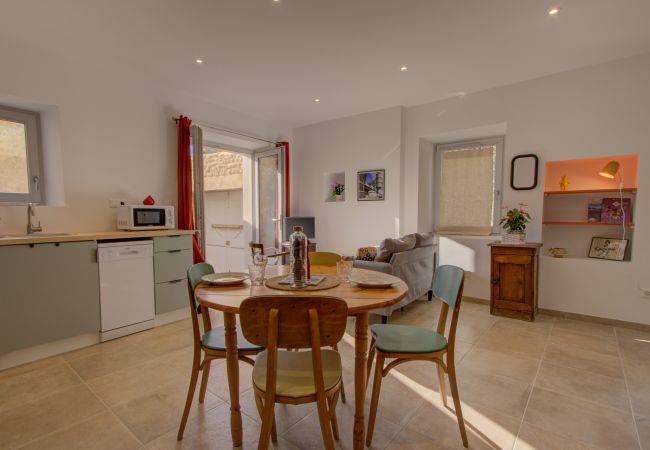  in Saint-Paul-Trois-Châteaux - Gerenoveerd Dorpshuis met Binnenplaats – In het Hart van Saint-Paul-Trois-Châteaux