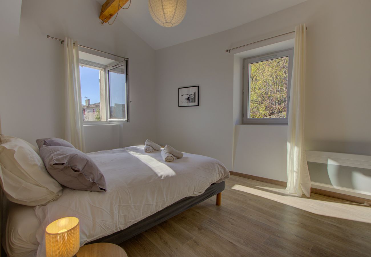 Huis in Saint-Paul-Trois-Châteaux - Gerenoveerd Dorpshuis met Binnenplaats – In het Hart van Saint-Paul-Trois-Châteaux