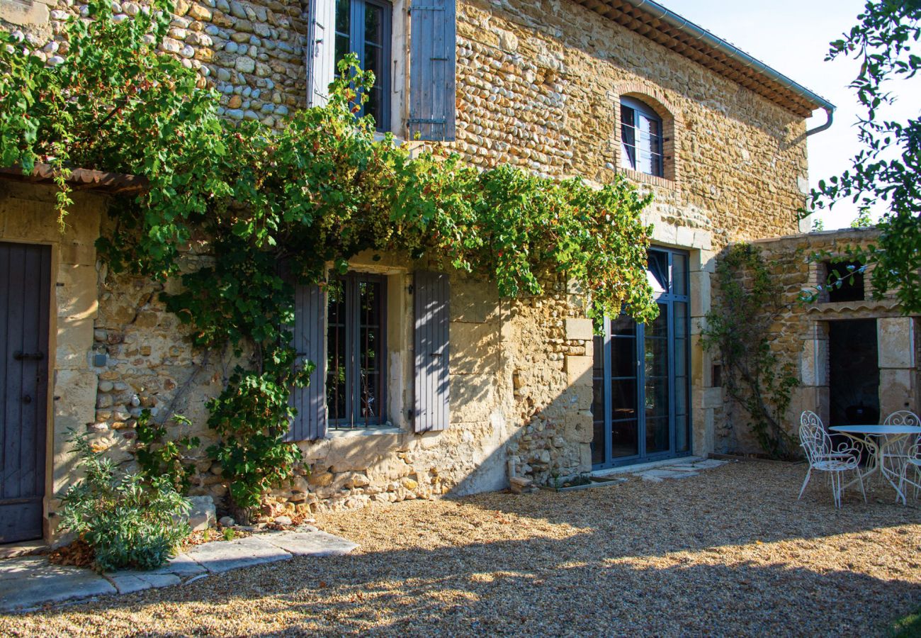 House in Bouchet - Village farmhouse, enclosed garden and private swimming pool 