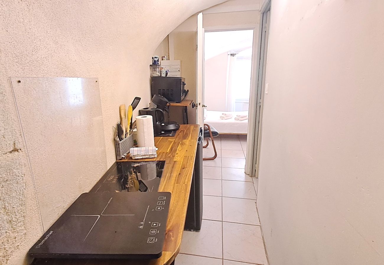 Studio in Saint-Paul-Trois-Châteaux - Studio for rent in Saint-Paul-Trois-Châteaux – village center, Drôme Provençale