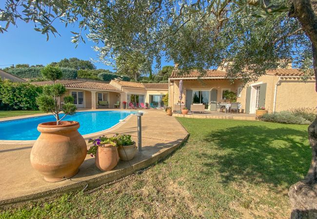 Villa/Dettached house in Rochegude - Family villa with swimming pool and garden in Drôme Provençale
