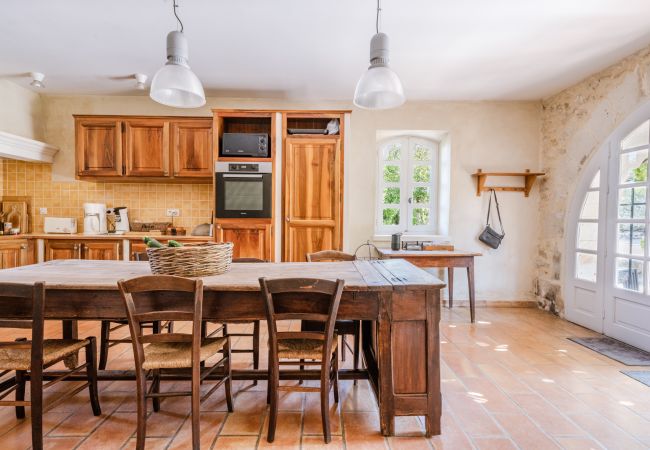 House in Saint-Restitut - les Marcellines, character property with heated swimming pool and views House in Saint-Restitut - les Marcellines, character property with heated swimming pool and views