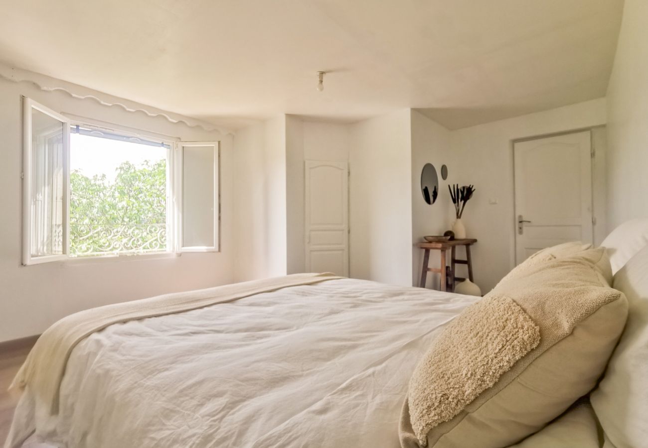Townhouse in Tulette - La Maison de Laétitia, a private swimming pool and garden