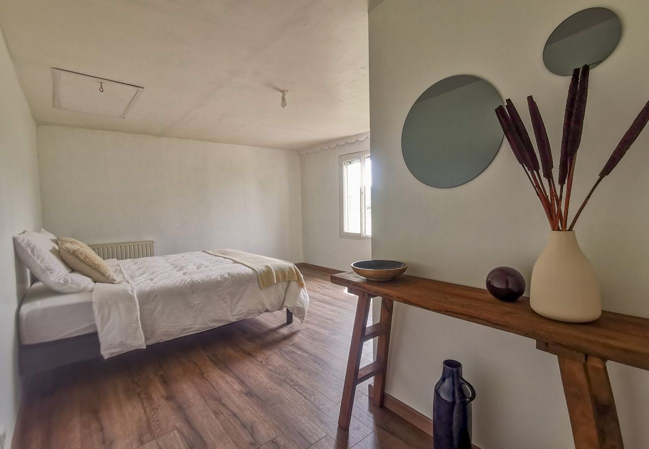 Townhouse in Tulette - La Maison de Laétitia, a private swimming pool and garden