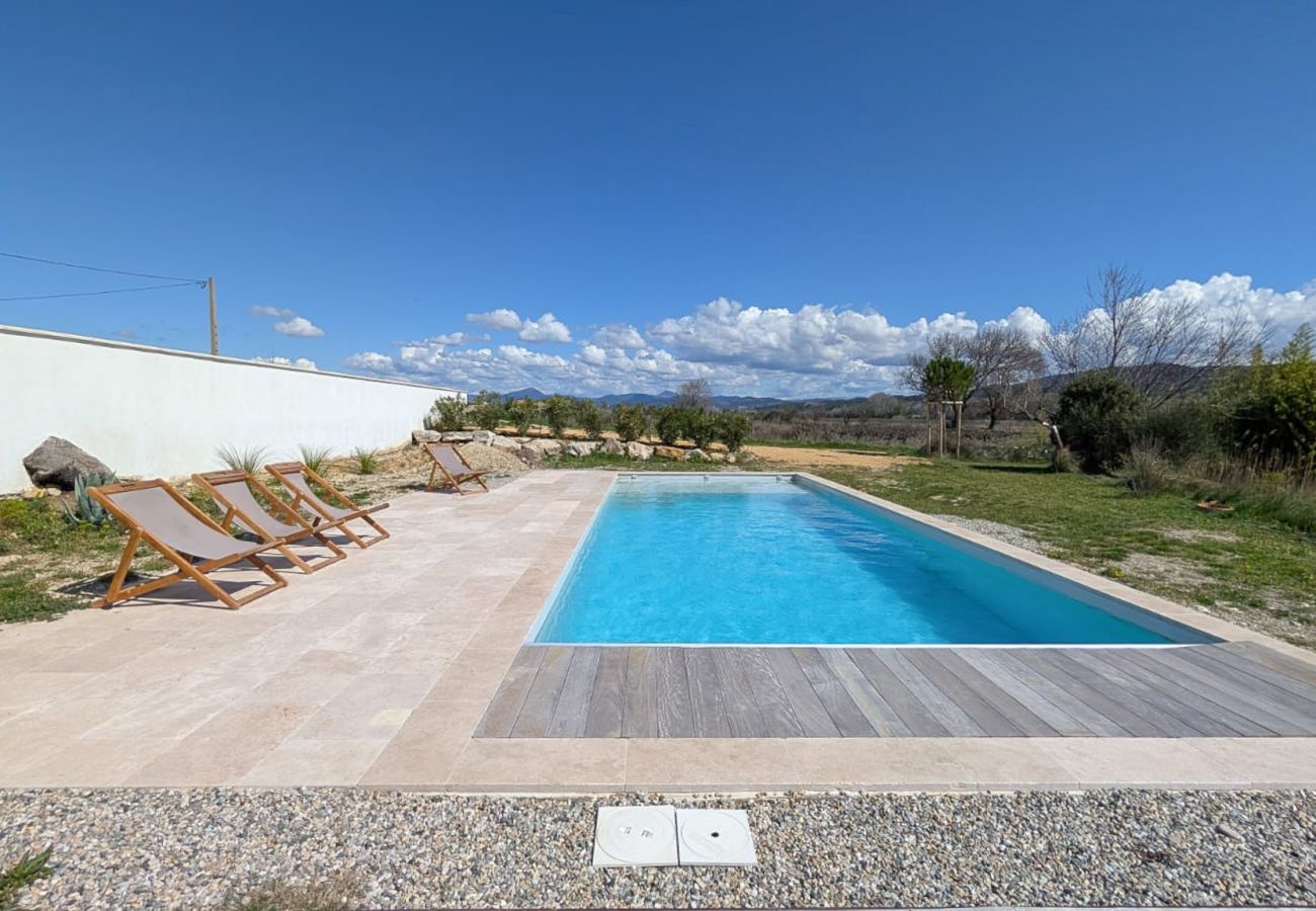 Townhouse in Tulette - La Maison de Laétitia, a private swimming pool and garden