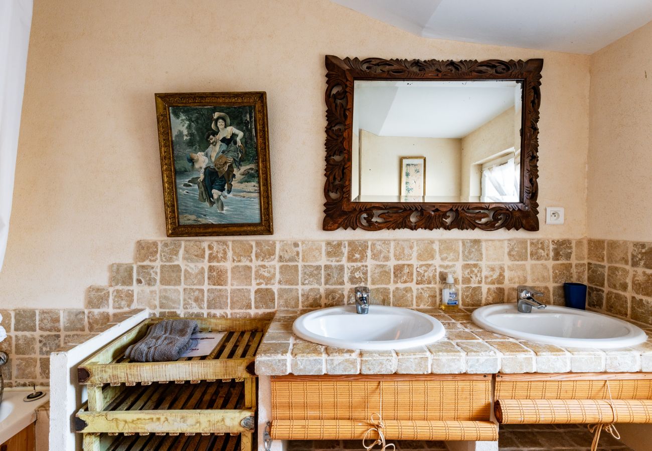 Maison à Clansayes - Côté Sud, gîte avec piscine chauffée, en Drôme