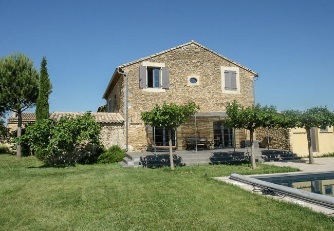 Maison à Bouchet - Mas de village, jardin clos et piscine privée en Drôme