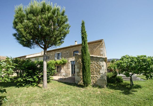 Maison à Bouchet - Mas de village, jardin clos et piscine privée en Drôme