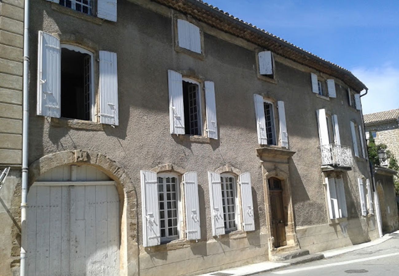 Maison à Rochegude -  Maison avec piscine, en plein cœur du village de Rochegude