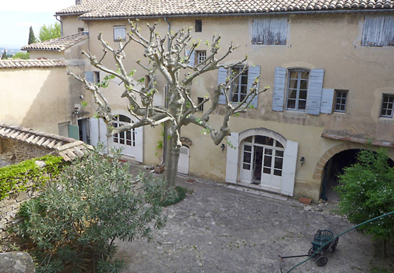 Maison à Rochegude -  Maison avec piscine, en plein cœur du village de Rochegude