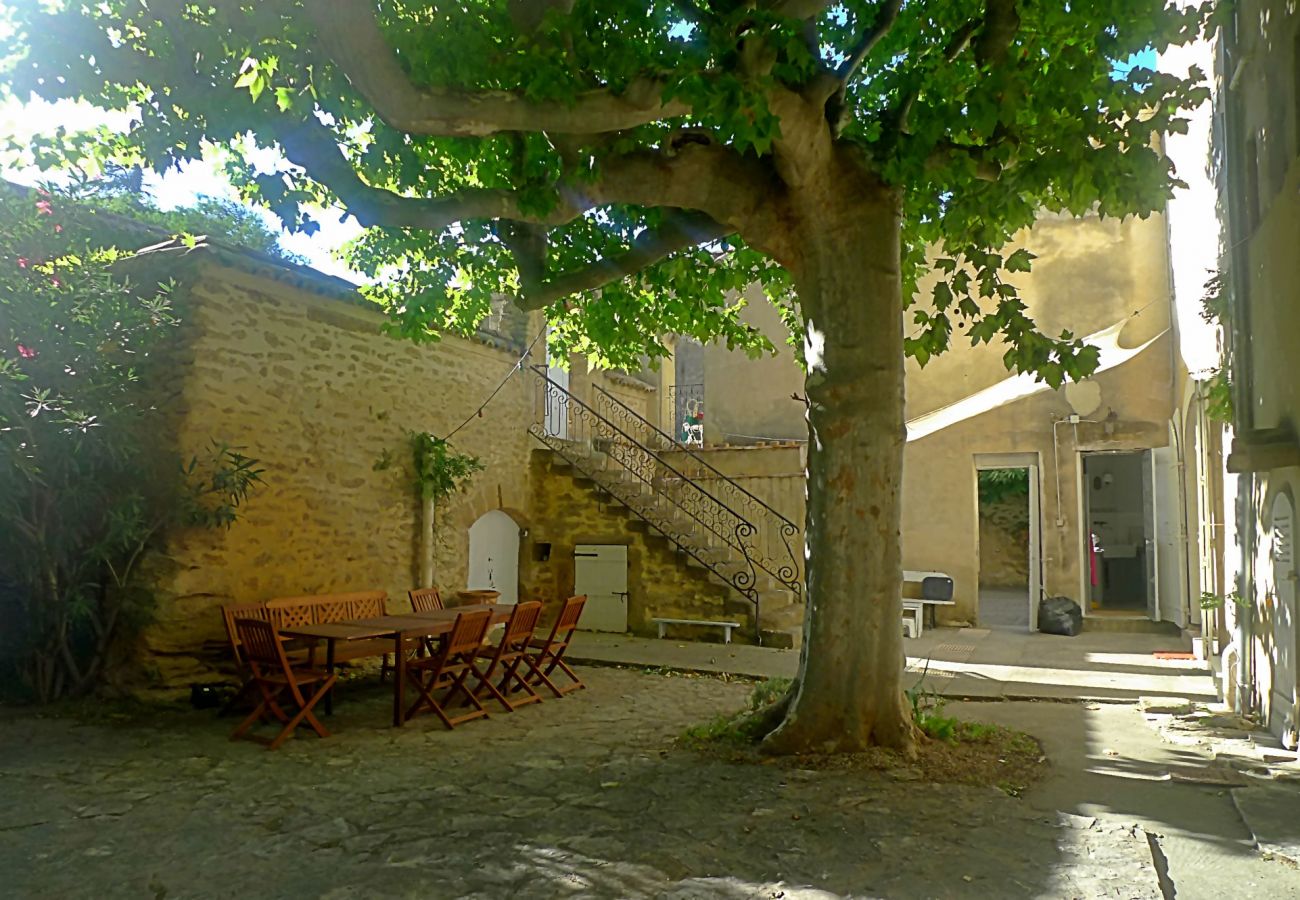 Maison à Rochegude -  Maison avec piscine, en plein cœur du village de Rochegude