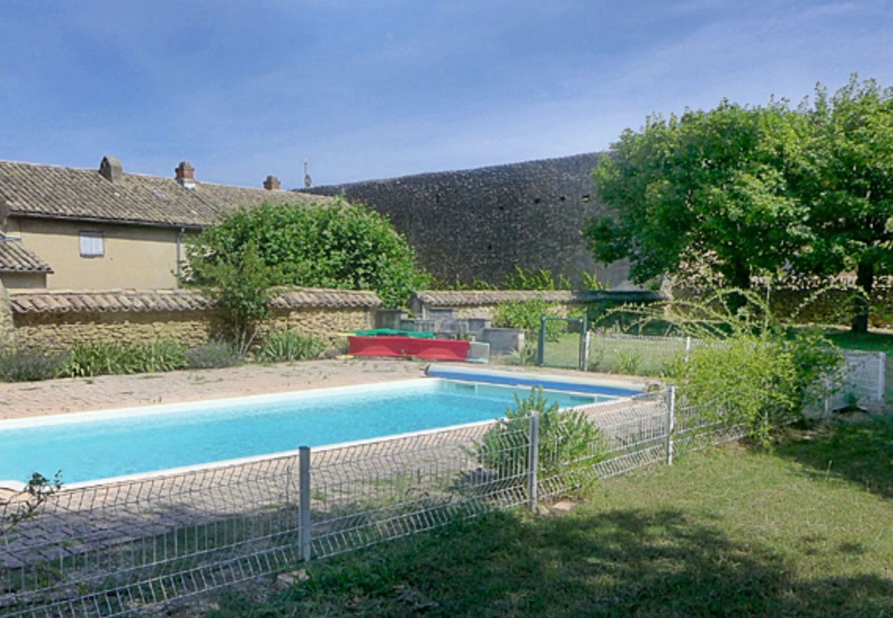 Maison à Rochegude -  Maison avec piscine, en plein cœur du village de Rochegude