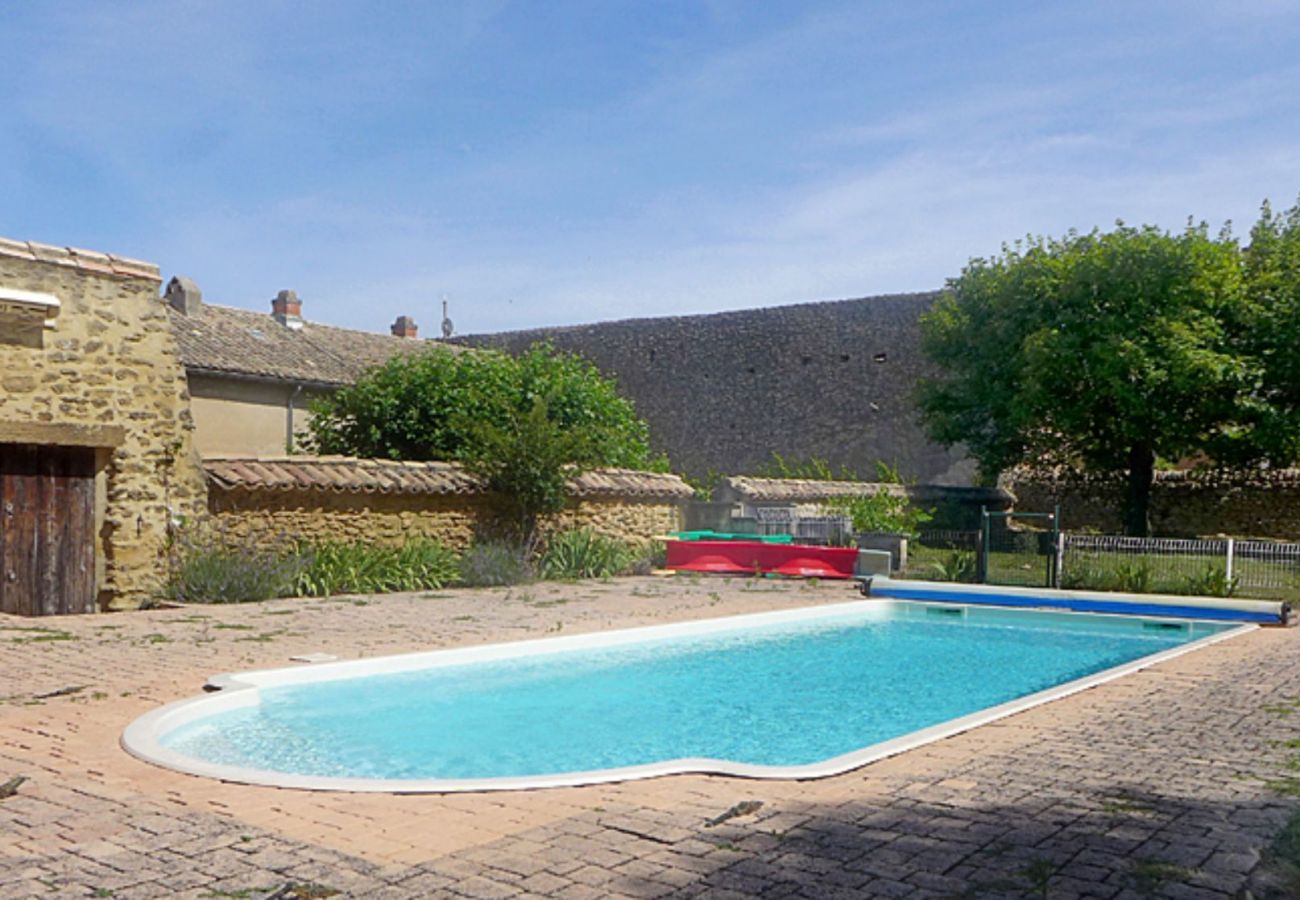 Maison à Rochegude -  Maison avec piscine, en plein cœur du village de Rochegude