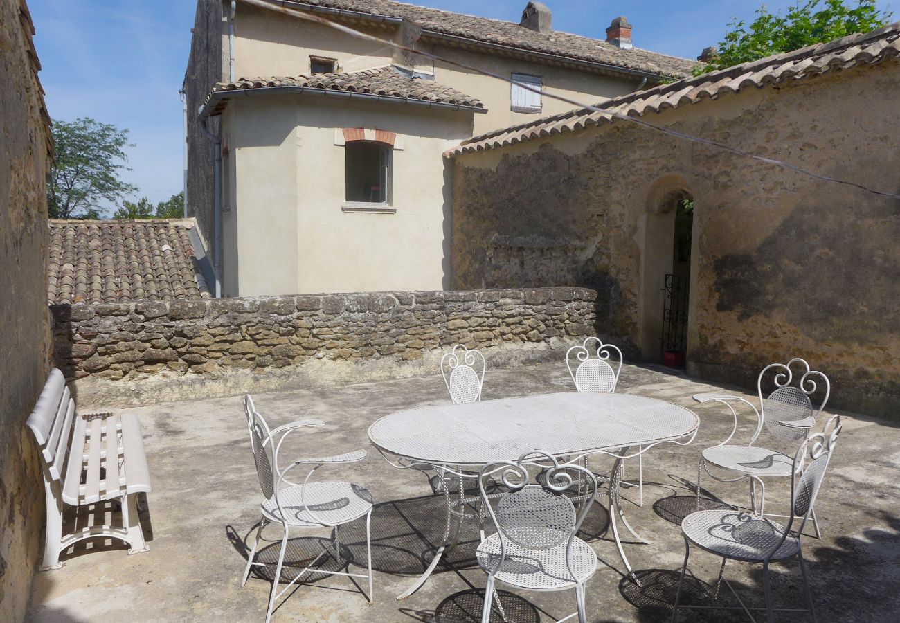 Maison à Rochegude -  Maison avec piscine, en plein cœur du village de Rochegude