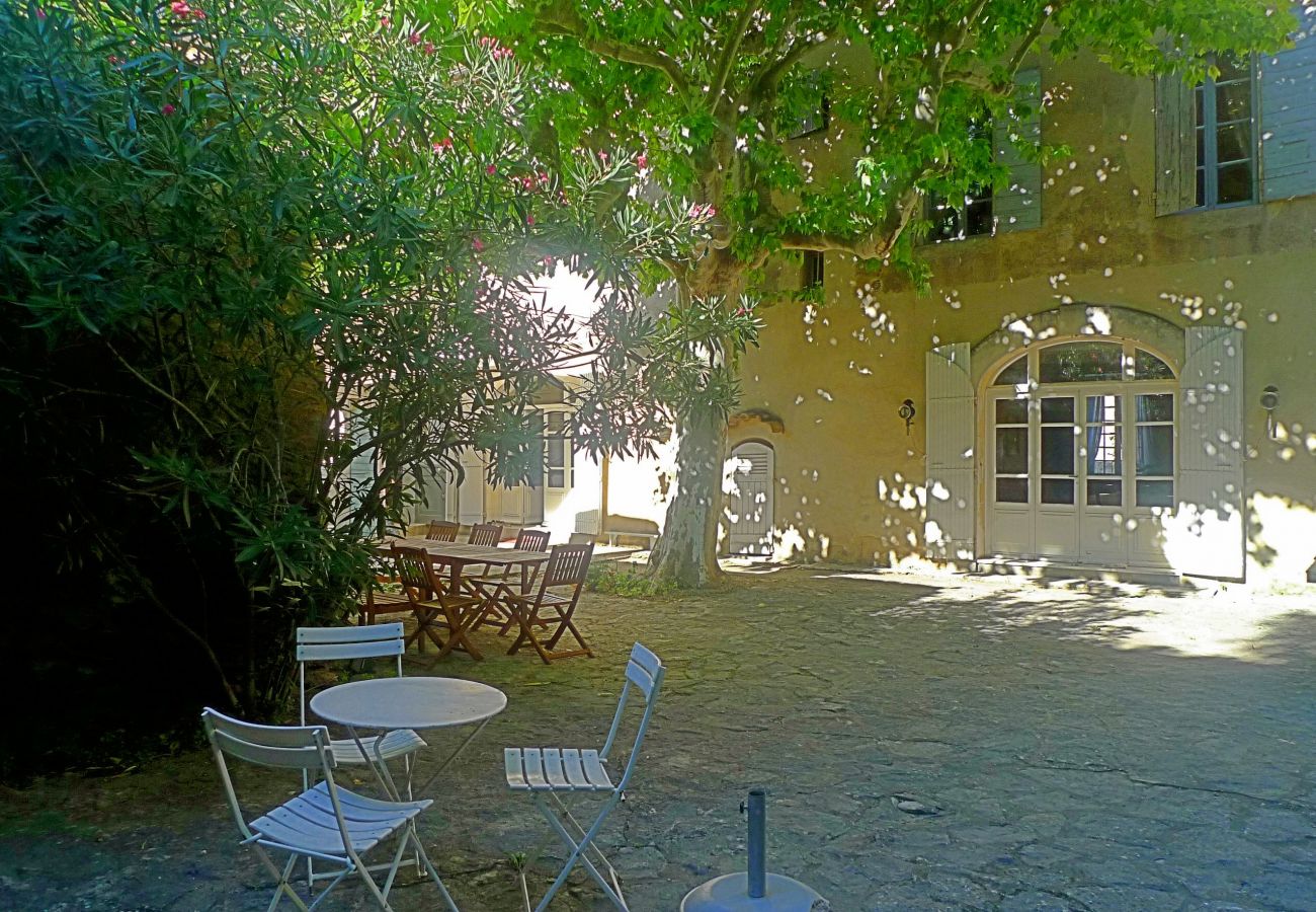 Maison à Rochegude -  Maison avec piscine, en plein cœur du village de Rochegude