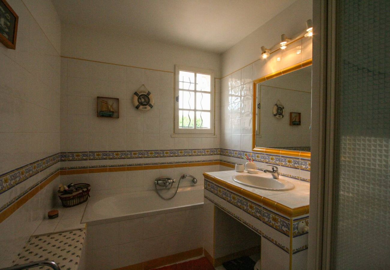 Villa à Rochegude - Villa familiale avec piscine et jardin en Drôme Provençale