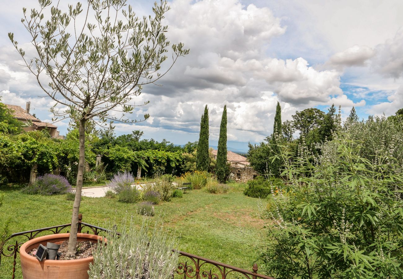 Maison à Rochegude - Maison de village, à Rochegude, avec piscine privée, terrain de pétanque