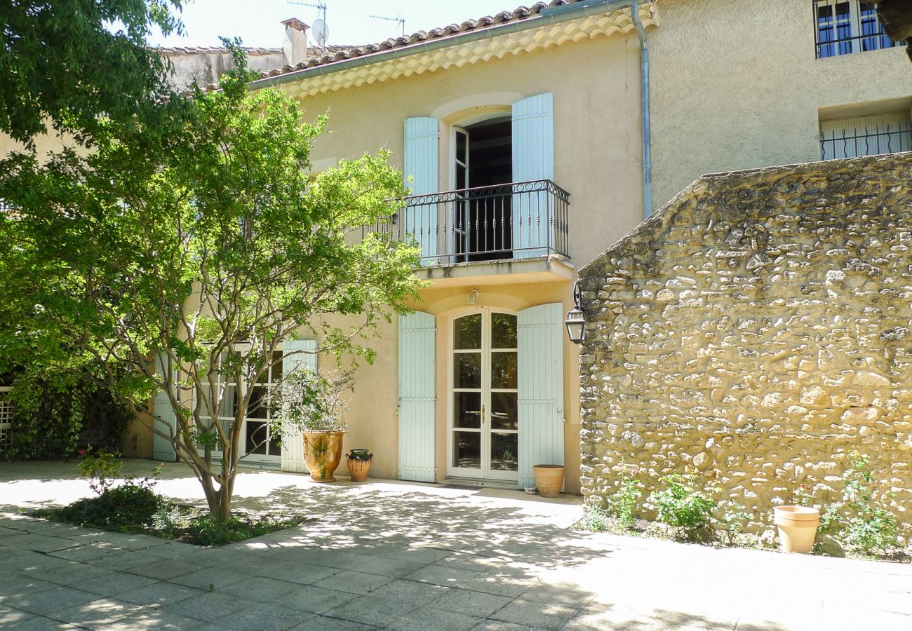 Maison à Sainte-Cécile-les-Vignes - Maison de village avec jardin et piscine en Provence