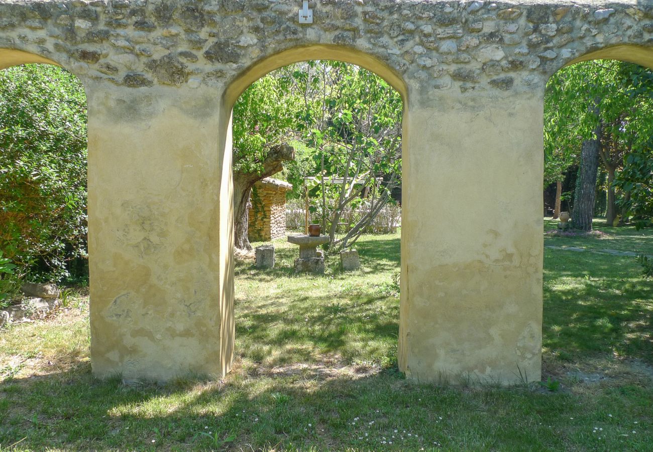 Maison à Sainte-Cécile-les-Vignes - Maison de village avec jardin et piscine en Provence