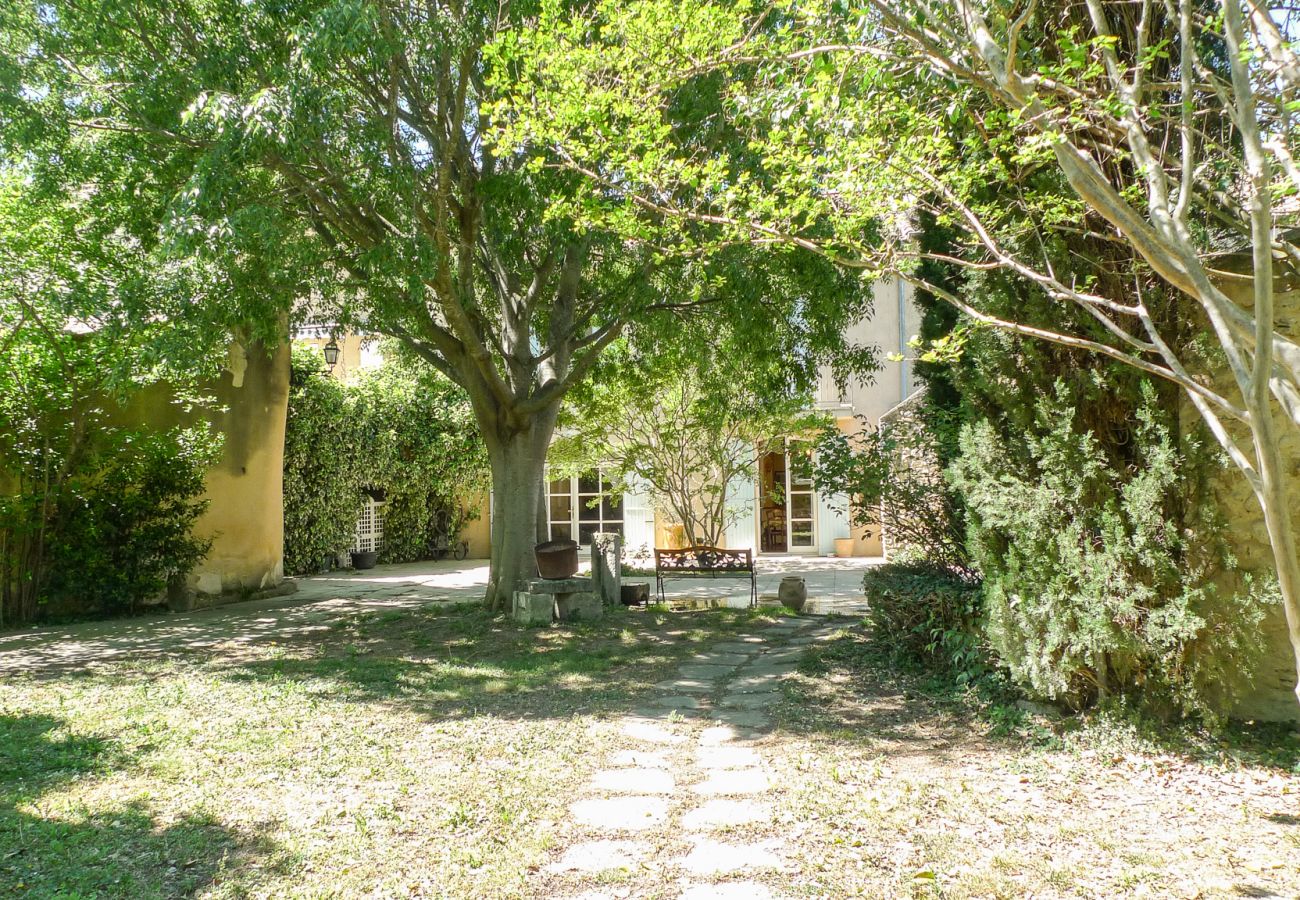 Maison à Sainte-Cécile-les-Vignes - Maison de village avec jardin et piscine en Provence