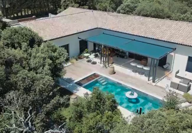 Villa à Saint-Restitut -  La Villa d'Hadrien, une maison contemporaine, piscine privée et jardin de charme .Vos vacances idéales en Drôme 